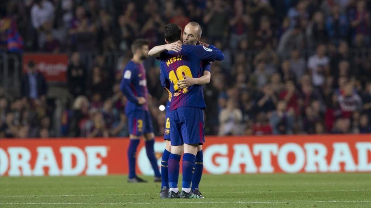 Iniesta se abrazó a Messi tras el 3-0 en el que participaron