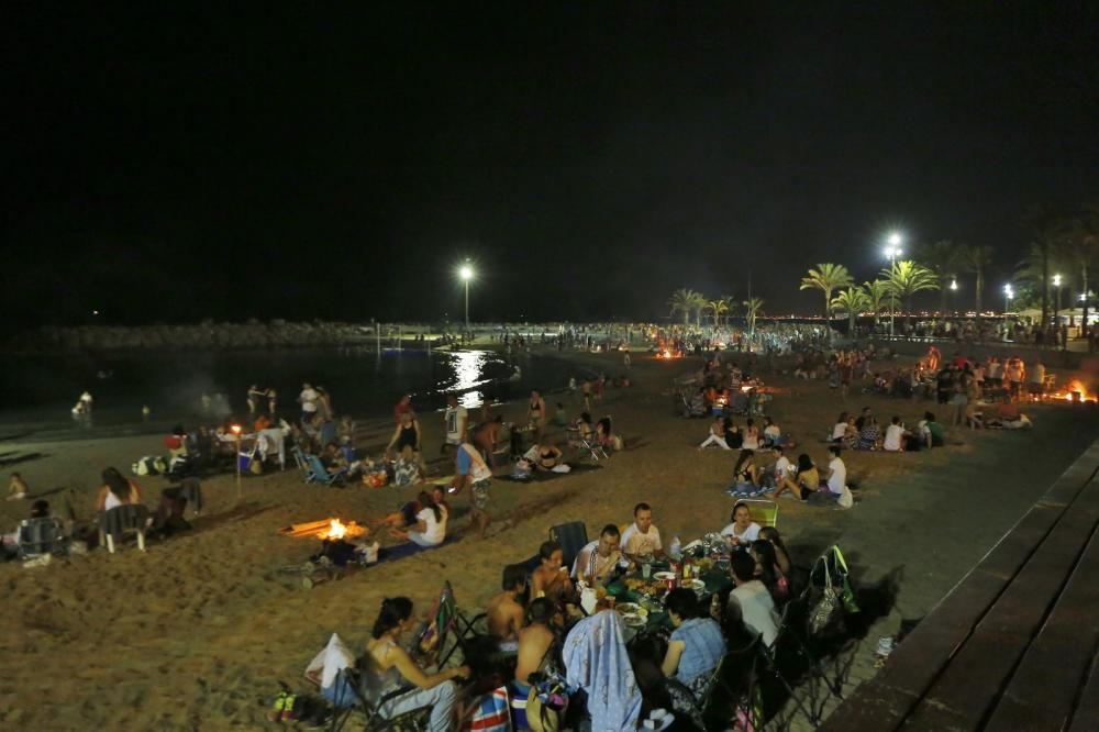 Noche de hogueras, baños, en las playas de la Vega Baja. En las imágenes grupos de amigos y familias en la playa del Cura de Torrevieja