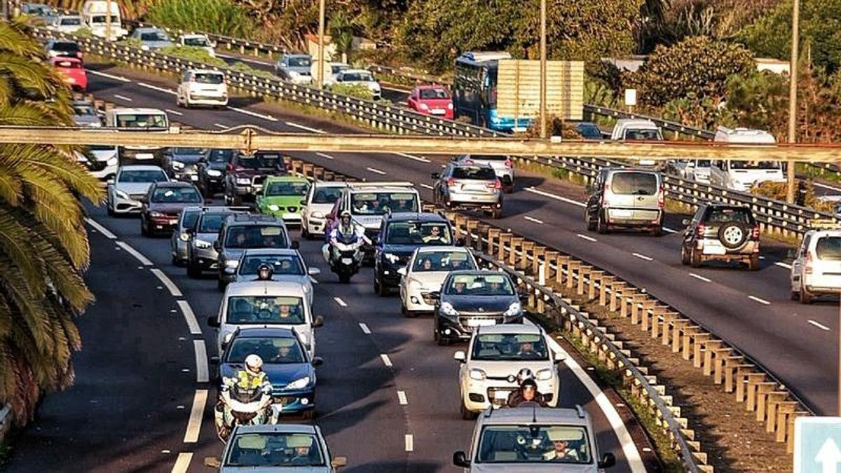 Colas en la autopista del Norte, en Tenerife.