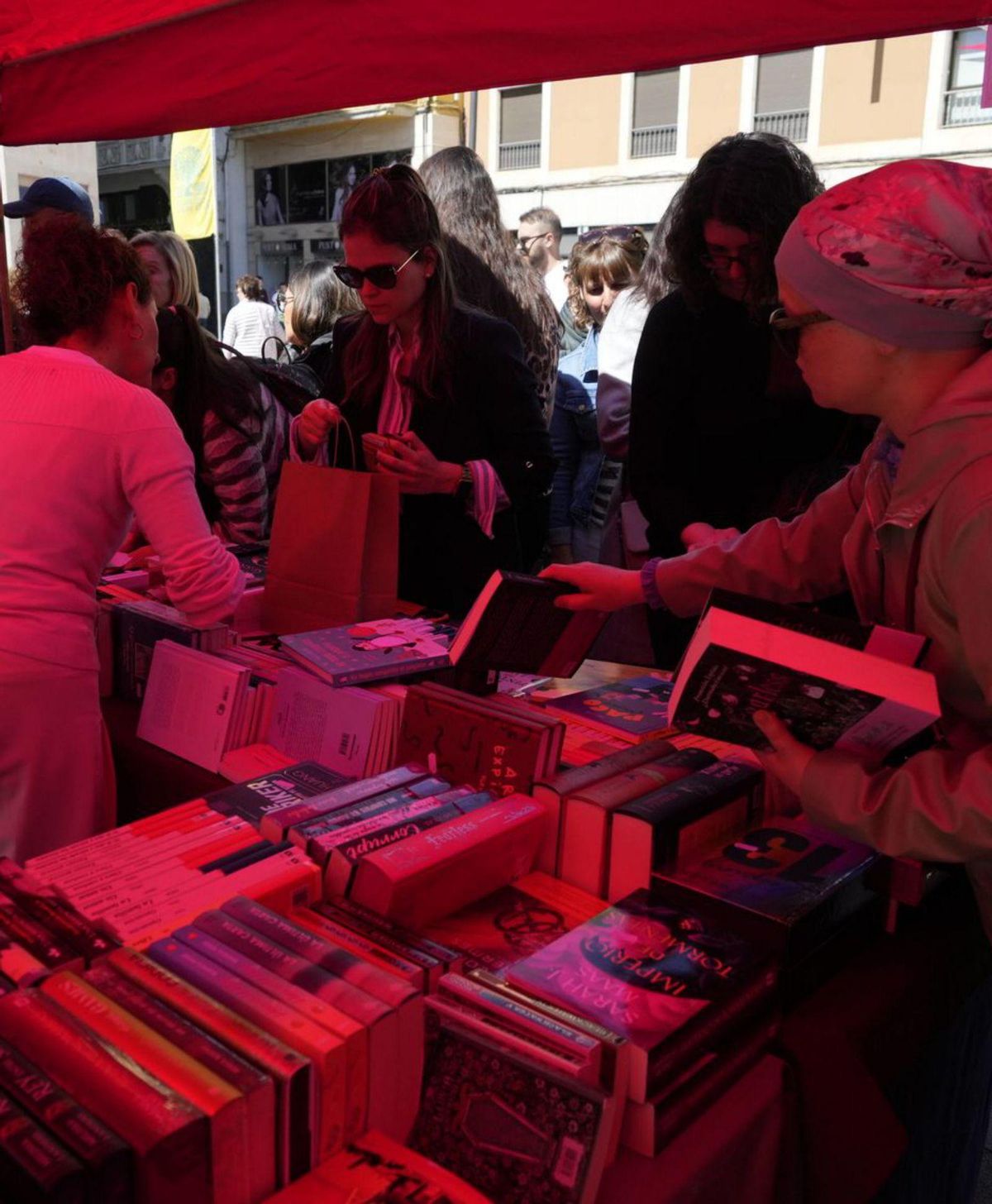 Numeroso público en una de las librerías. | J. L. FERNÁNDEZ