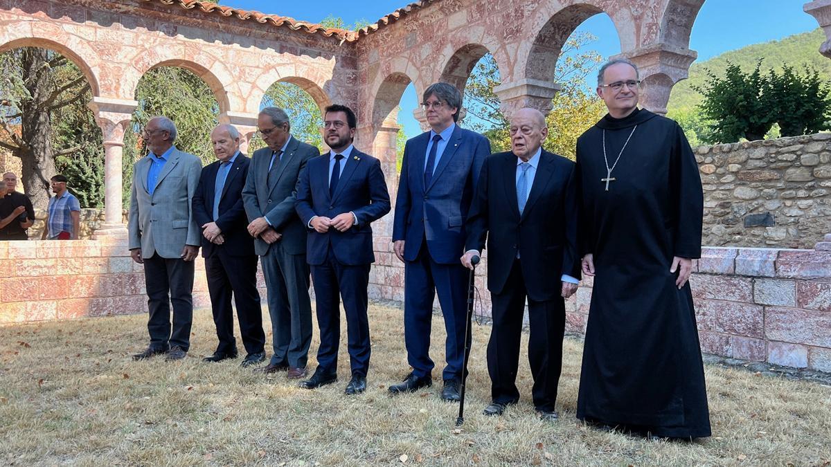 Foto de los expresidentes Puigdemont, Montilla, Torra, Pujol y el presidente Aragonès, en la abadía de Sant Miquel de Cuixà, en la Catalunya Nord.