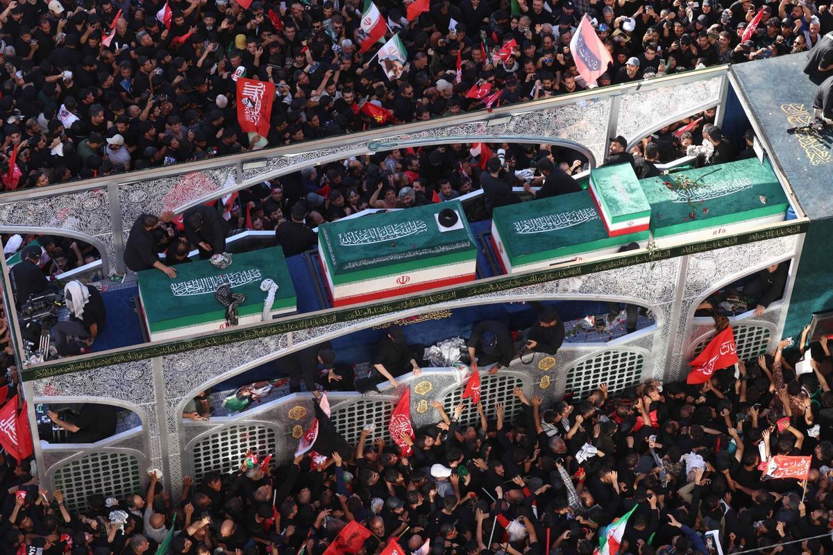 Multitudes de dolientes rodean el convoy que lleva los ataúdes del líder supremo asesinado de Irán, Ali Khamenei, y miembros de su familia durante una procesión fúnebre, antes de ser enterrado en el Santuario del Imam Reza, el lugar de culto más venerado de Irán, en Mashhad el 9 de julio de 2026. Multitudes de dolientes rodean el convoy que lleva los ataúdes del líder supremo asesinado de Irán, Ali Khamenei, y miembros de su familia durante una procesión fúnebre, antes de ser enterrado en el Santuario del Imam Reza, el lugar de culto más venerado de Irán, en Mashhad el 9 de julio de 2026.