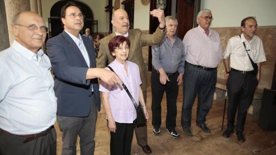 El espectro ideológico de los convocados el 24 de junio de 1975 era amplio. Tres socialistas (el periodista JJ. Pérez Benlloch y los profesores Ernest Lluch y Vicent Soler); dos independientes del Partit Socialista D'Alliberament Nacional (el profesor de Matemáticas Josep Guia y el abogado Francesc Candel), un sindicalista (Josep Corell, de la Unió Sindical Obrera), una carlista (la profesora de bachillerato Laura Pastor) y tres comunistas (el estudiante Carlos Martínez Llaneza, el profesor de Económicas, Xavier Navarro y el delineante, Carles Dolç. Diez años después, en junio de 1985 volvieron a reunirse en un restaurante. En la imagen de arriba del fotógrafo de Levante-EMV José Aleixandre falta Xavier Navarro. Cuarenta años después, la Universitat volvió a reunirlos y Aleixandre los fotografió de nuevo.