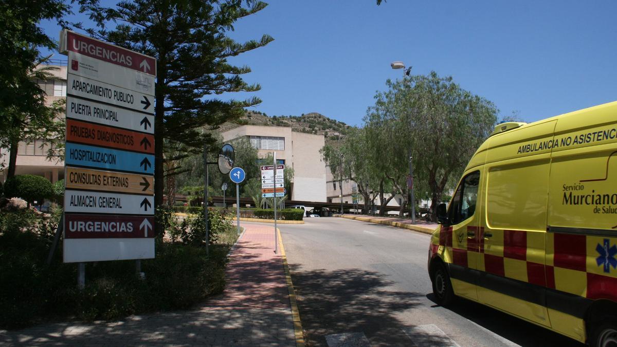 Una ambulancia entra en el recinto del Hospital General Universitario Rafael Méndez de Lorca.