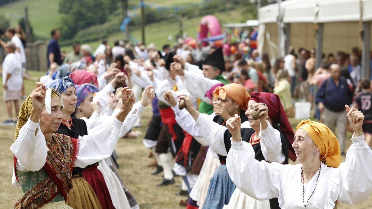 Una exhibición de bailes regionales en una fiesta en la zona rural gijonesa.