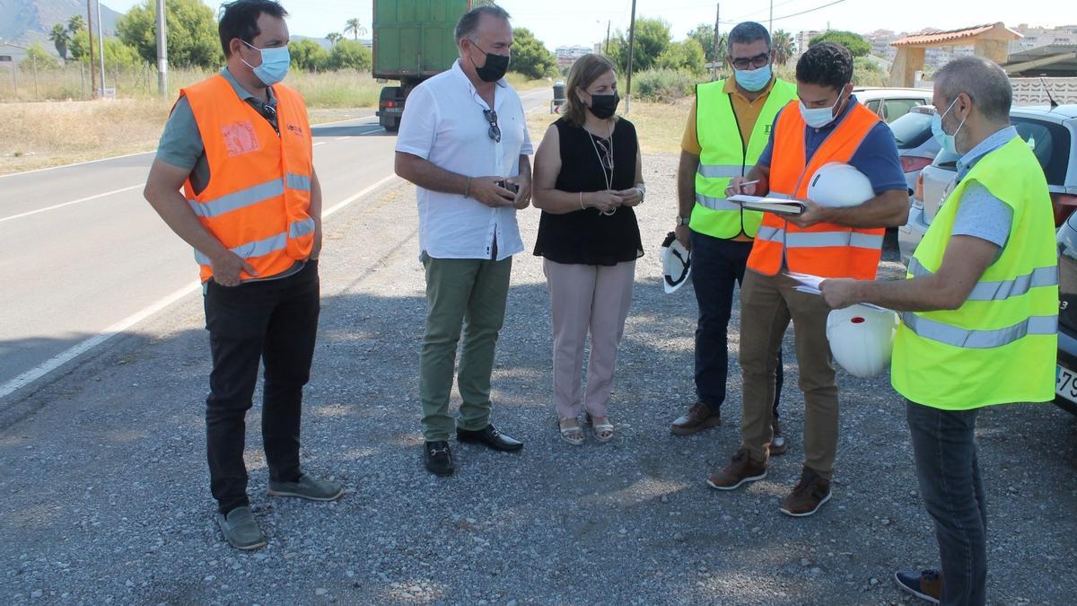 La alcaldesa, Susana Marqués y el edil de Movilidad, Carlos Díaz, han firmado el acta de replanteo en el Camí Serradal de Benicàssim.