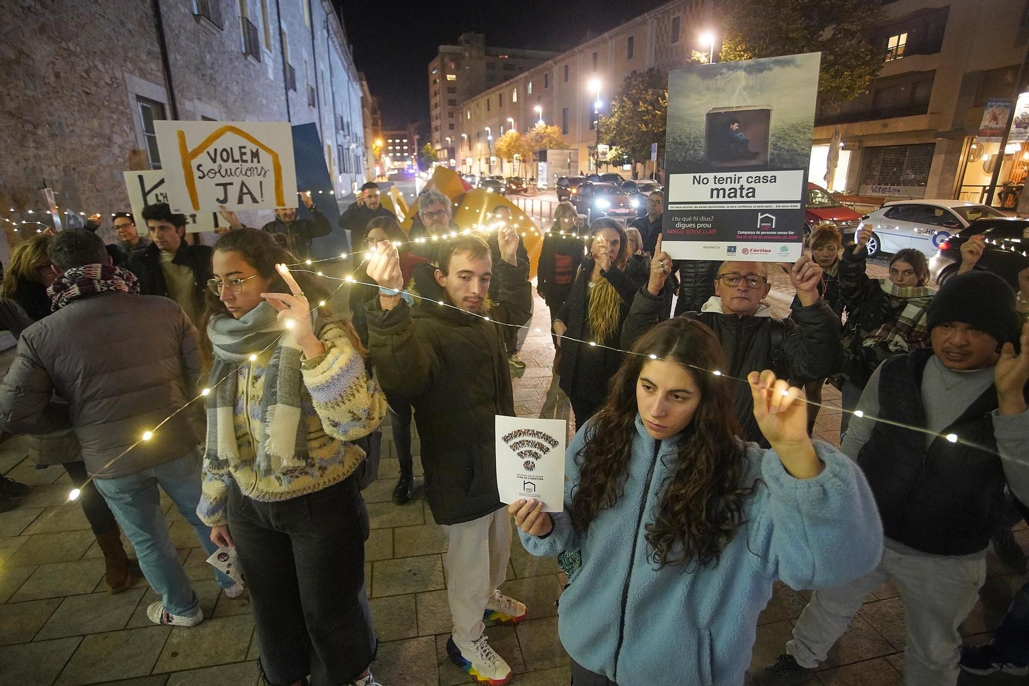 Galeria d'imatges: Flashmob a Girona per les persones sense llar