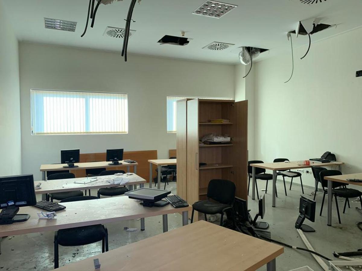 Asaltantes han saqueado la instalación eléctrica del edificio, que también acumula desperfectos por los años de abandono