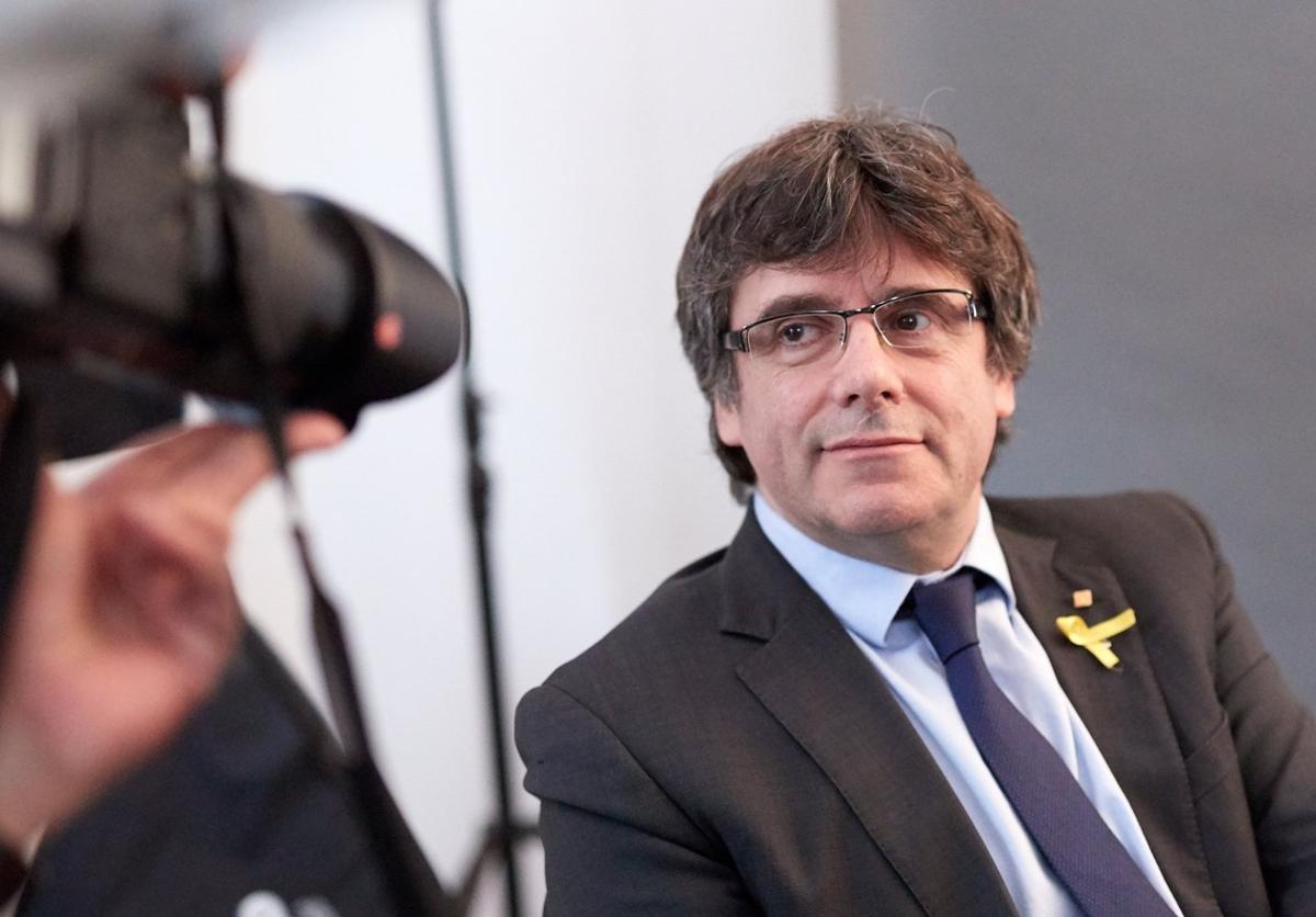 HYJ00. BERLÍN (ALEMANIA), 26/04/2018.- El expresidente de la Generalitat Carles Puigdemont posa para los fotógrafos tras un encuentro con periodistas extranjeros acreditados en Alemania, en la capital alemana, hoy, 26 de abril de 2018. EFE/ Hayoung Jeon