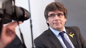 HYJ00. BERLÍN (ALEMANIA), 26/04/2018.- El expresidente de la Generalitat Carles Puigdemont posa para los fotógrafos tras un encuentro con periodistas extranjeros acreditados en Alemania, en la capital alemana, hoy, 26 de abril de 2018. EFE/ Hayoung Jeon