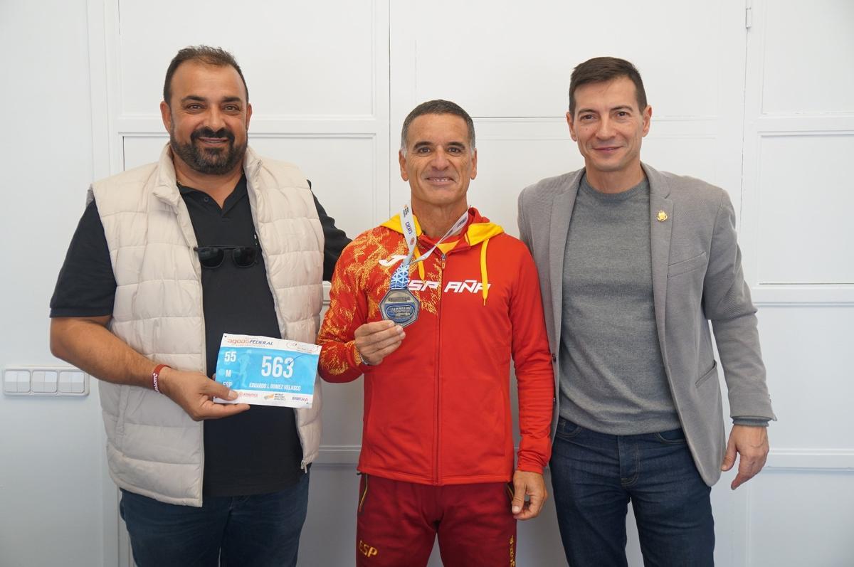 Este lunes, el director Técnico del Club, y flamante medallista, fue recibido en el Ayuntamiento de Burjassot, por el alcalde de la localidad, Rafa García, y por el concejal de Deportes, Juan Gabriel Sánchez.