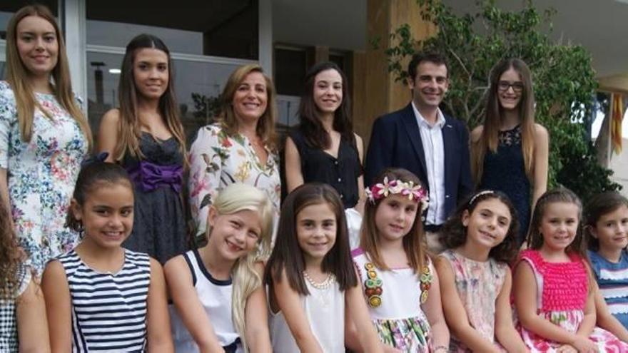 Estela y sus damas y la pequeña Raquel con su numerosa corte posando junto a la alcaldesa, Susana Marqués, y el edil de Fiestas, Arturo Martí.