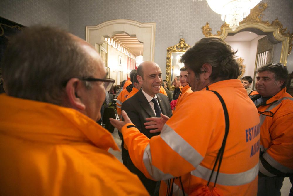 Los trabajadores del Puerto de Alicante interrumpen el pleno