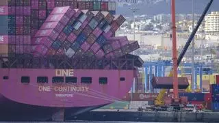 Tres horas y cuatro contenedores: así está siendo la delicada maniobra con el 'One Continuity' en el Puerto de Las Palmas