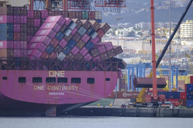 BUQUE ONE CONTINUTY LAS PALMAS: Tres horas y cuatro contenedores: así está siendo la delicada maniobra con el 'One Continuity' en el Puerto de Las Palmas