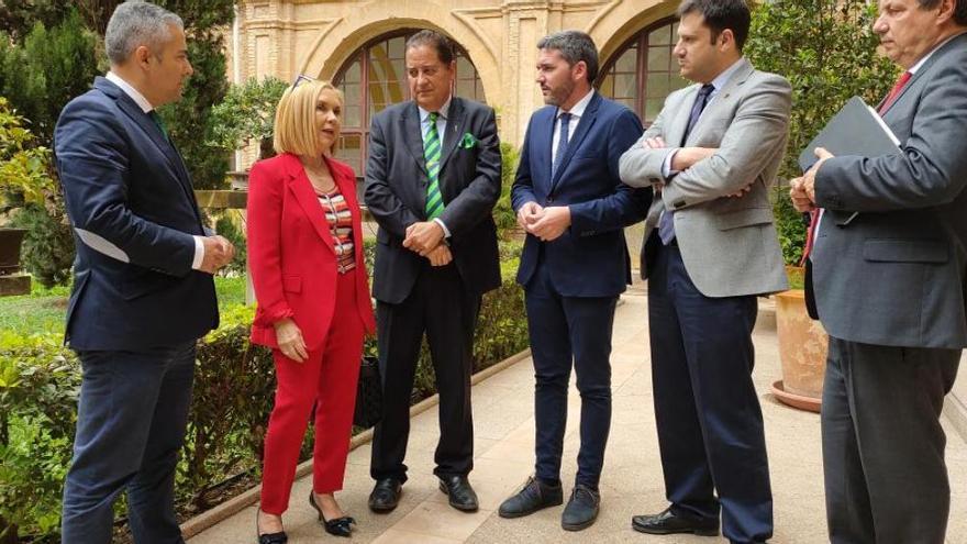 En el centro de la imagen, la rectora de la UCAM, el vicedecano del Grado en Ingeniería Civil de la Universidad, el consejero de Agua, Agricultura, Ganadería, Pesca y Medio Ambiente de la Región , y el director general de Agua de la Región de Murcia