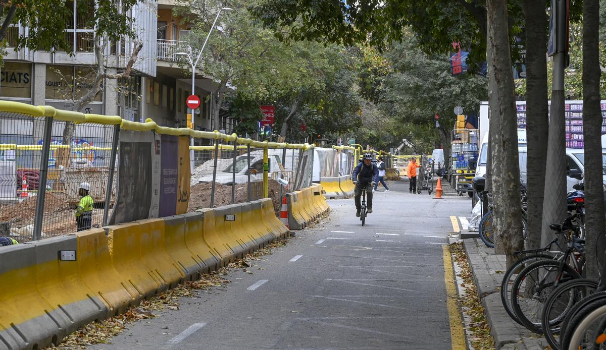 Un ciclista pedalea en solitario, a la altura de Bailèn.