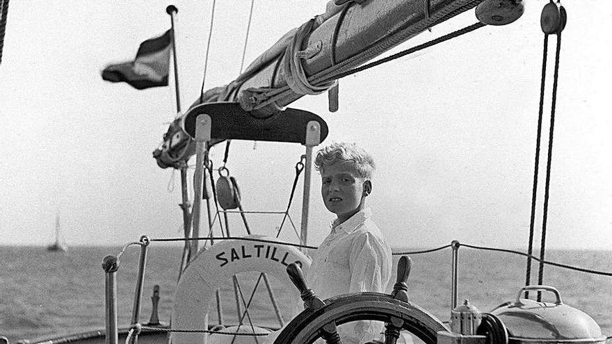 Juan Carlos de Borbón, de niño, en una excursión en el barco &quot;Saltillo&quot;. Casa Real