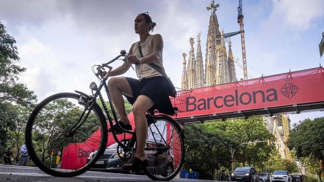 Una noia amb bicicleta passa, ahir, sota el pont instal·lat per poder travessar el carrer de Mallorca a l’altura del carrer de Sicília.  | FERRAN NADEU