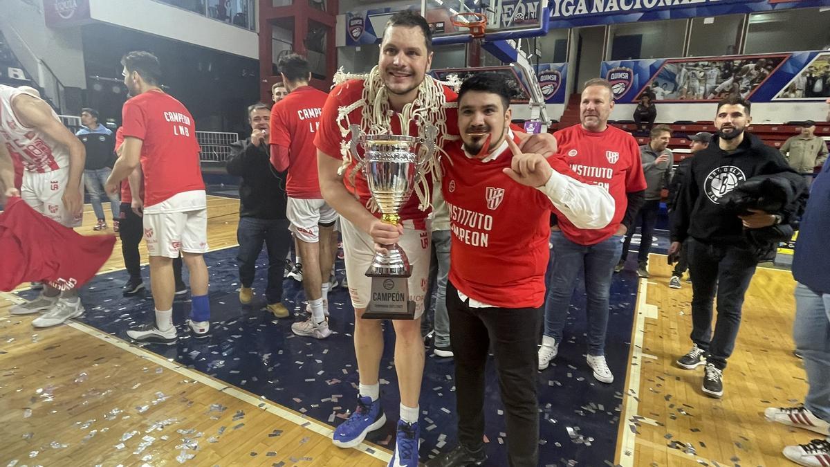 Toni Vicens posa con el trofeo de campeón de la Liga Nacional Argentina.