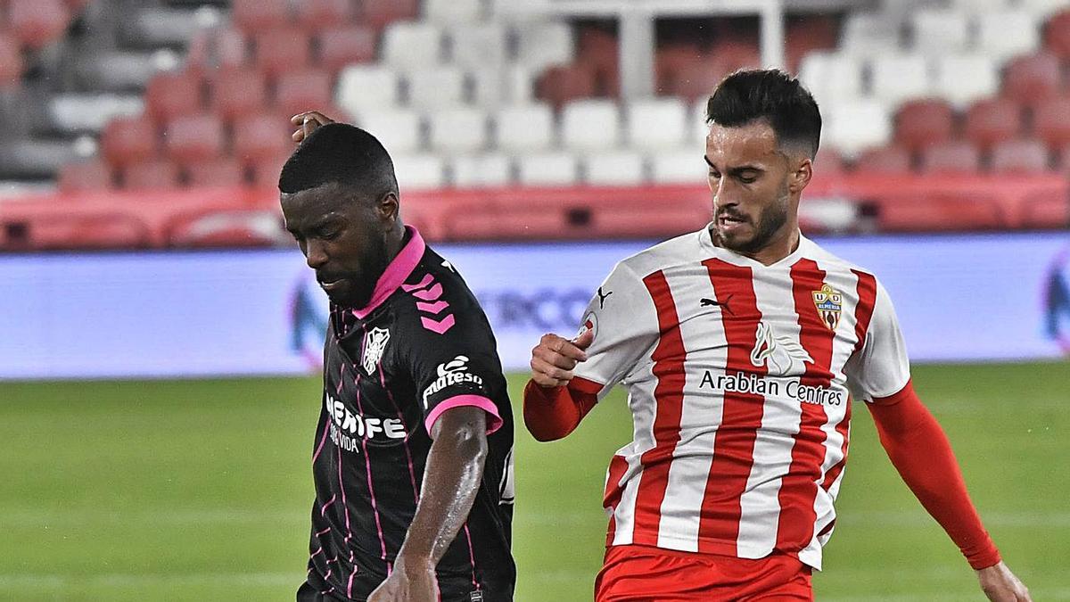 Shaq Moore, en una acción ante el Almería. El norteamericano ha sido titular en los catorce partidos. | | LOF