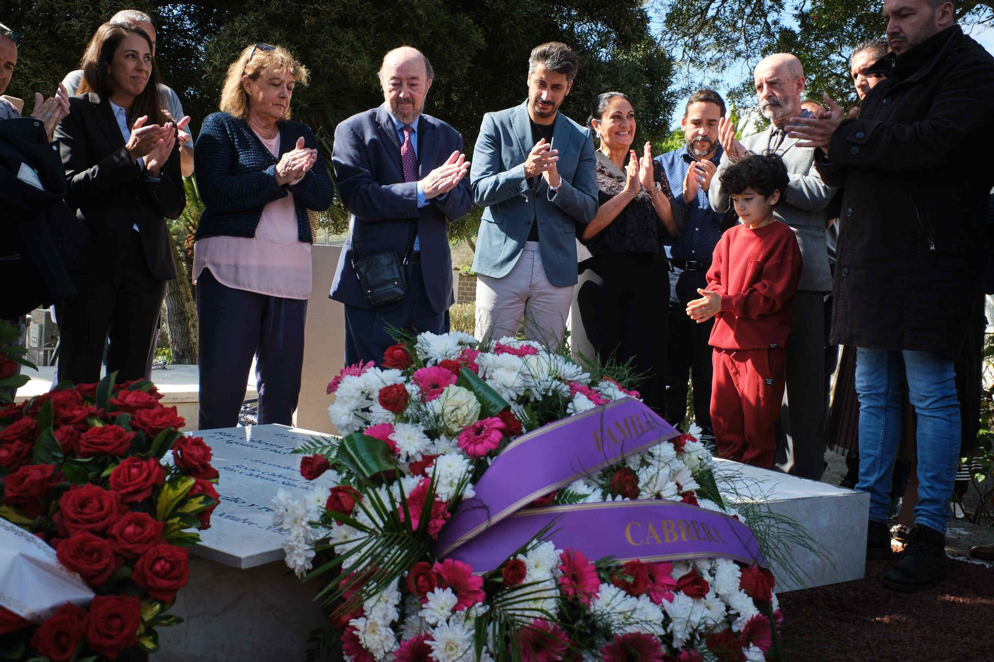 Entierro de los restos recuperados del físico Blas Cabrera Felipe en el cementerio de San Luis, La Laguna