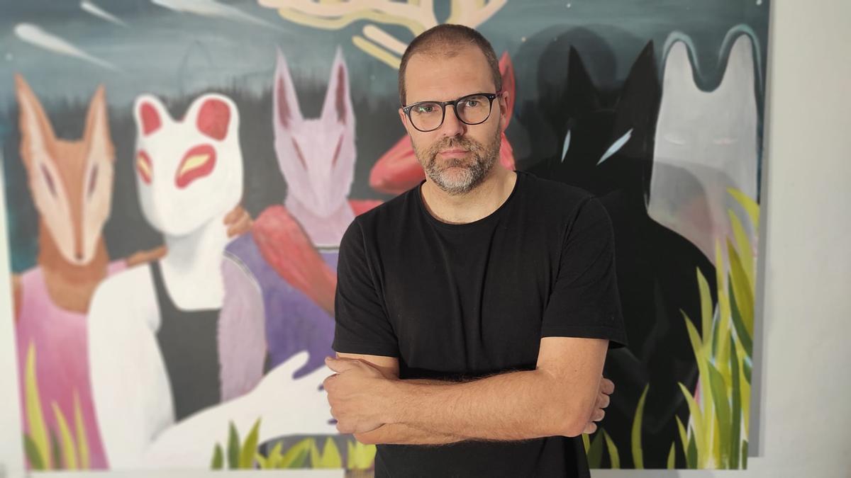 Santi Lara ante una de sus obras.