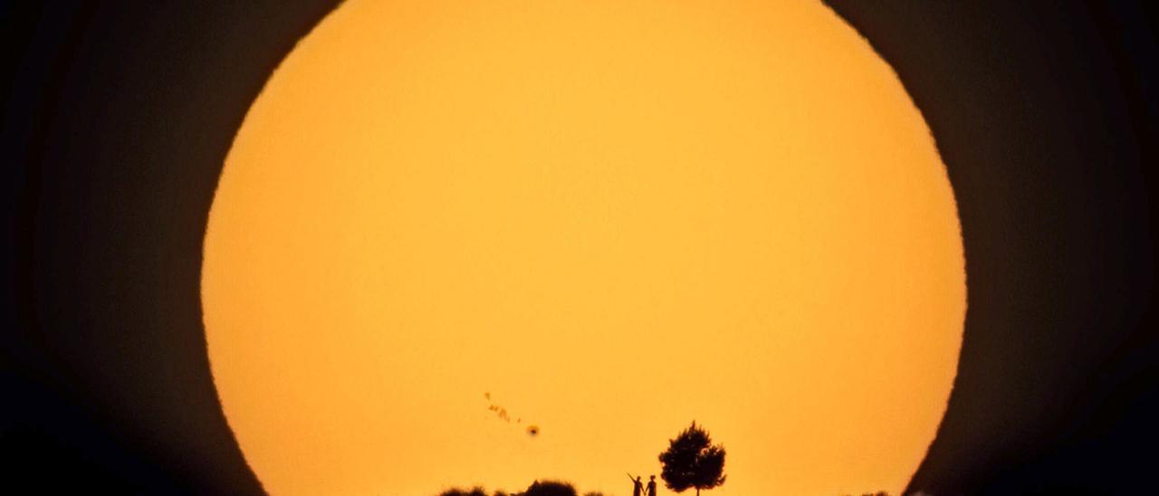 El astrofotógrafo de Elda captó la imagen con su potente teleobjetivo desde la zona de La Canal de Petrer, a tres kilómetros  y medio de distancia del Bolón.