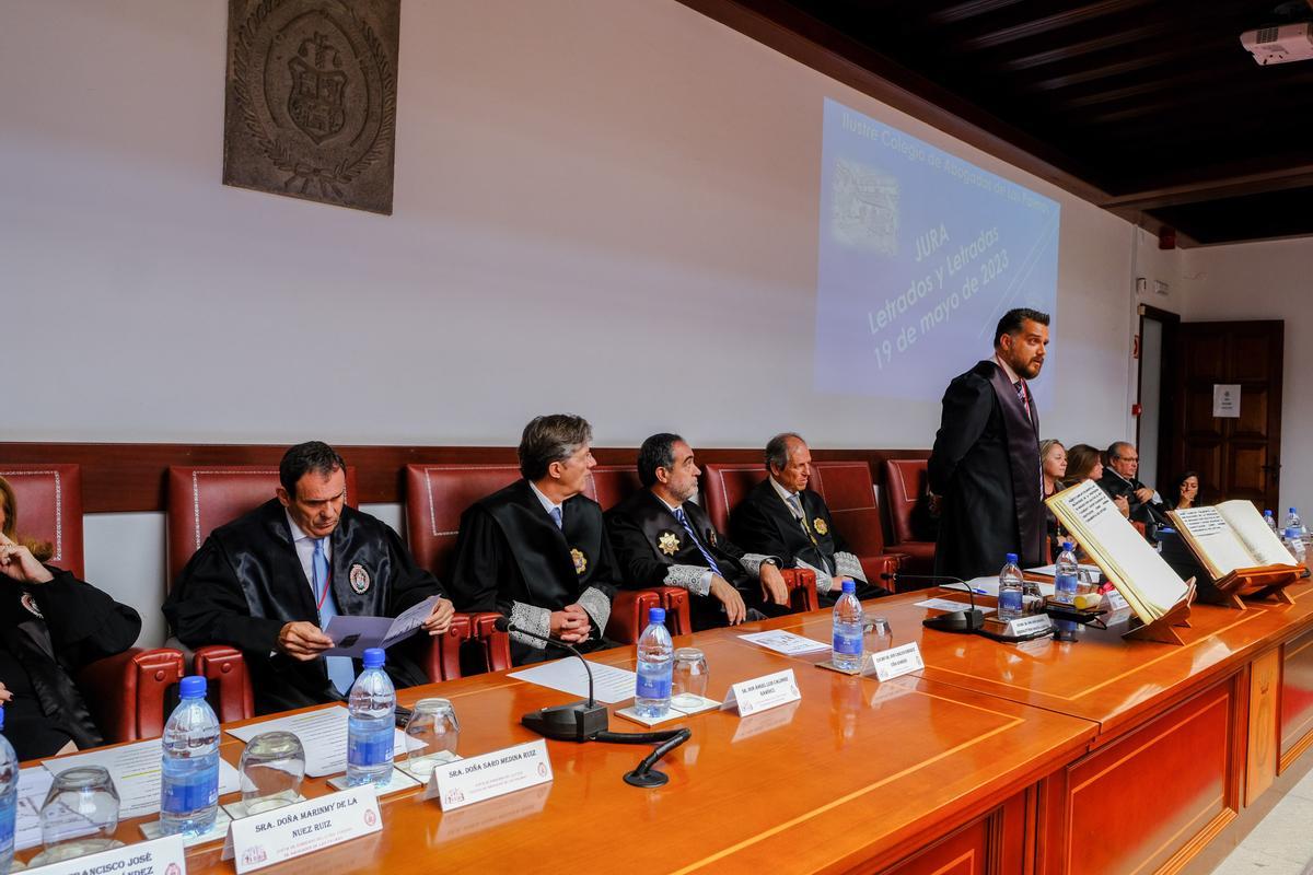 Parte de la junta de Gobierno de Icalpa durante un acto celebrado en la sede del Colegio en mayo