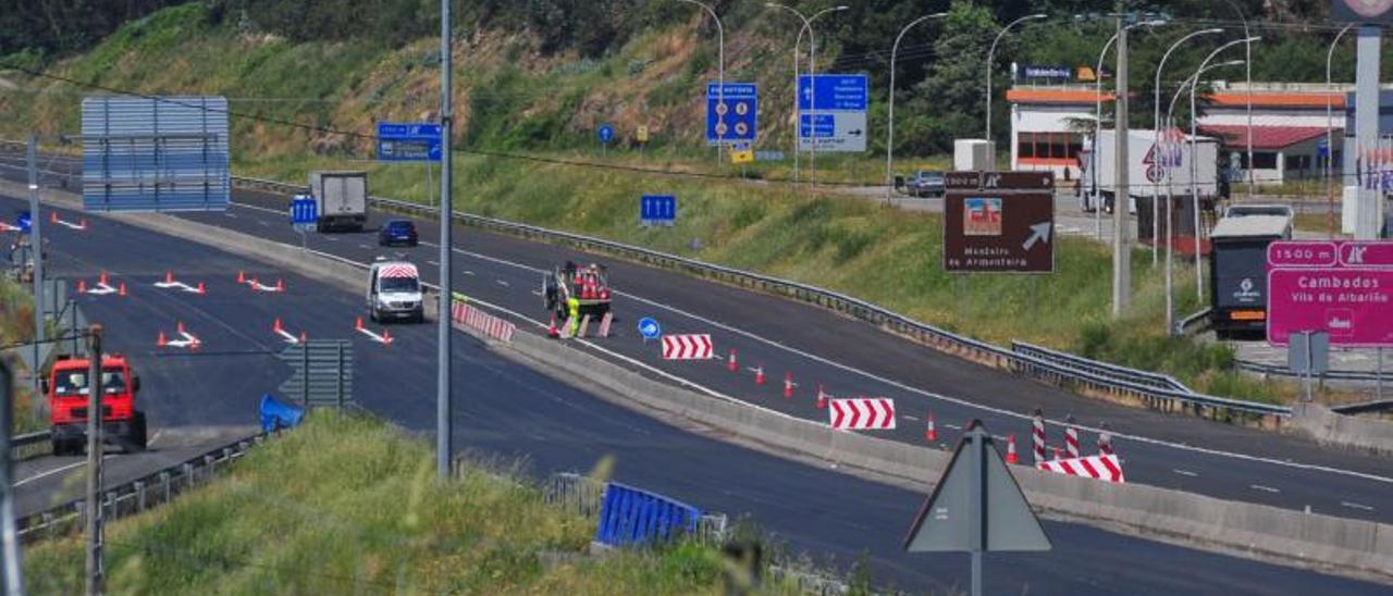 Obras recientes de mejora en el nudo de enlace de la Autovía de O Salnés con sus accesos directos a las localidades de la comarca. |  // I.ABELLA