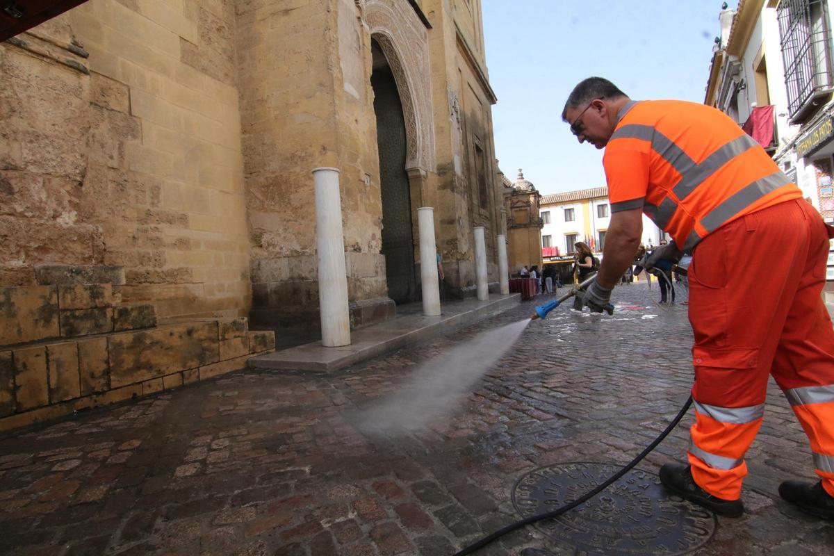 Limpieza de la cera tras la Semana Santa en el entorno de la Mezquita-Catedral.