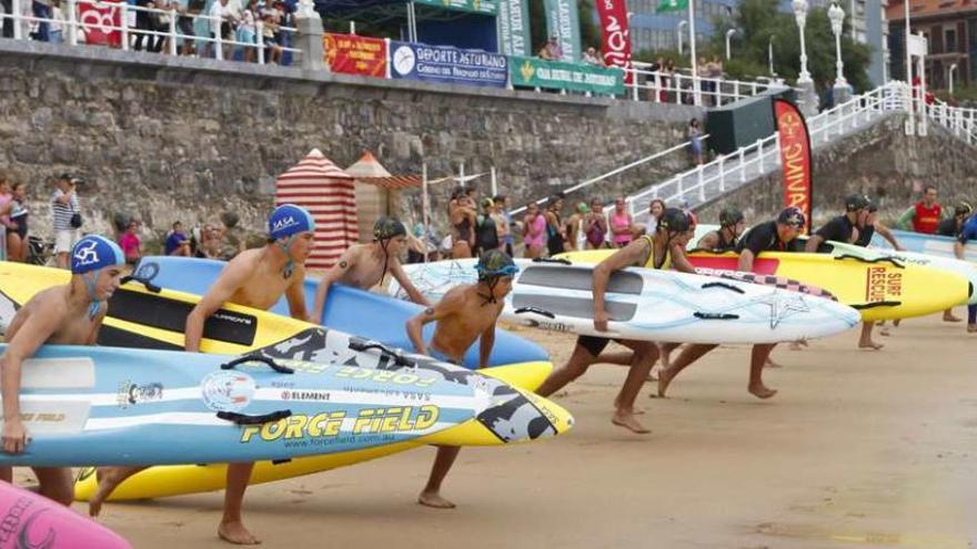 Participantes en la competición salen del mar. juan plaza