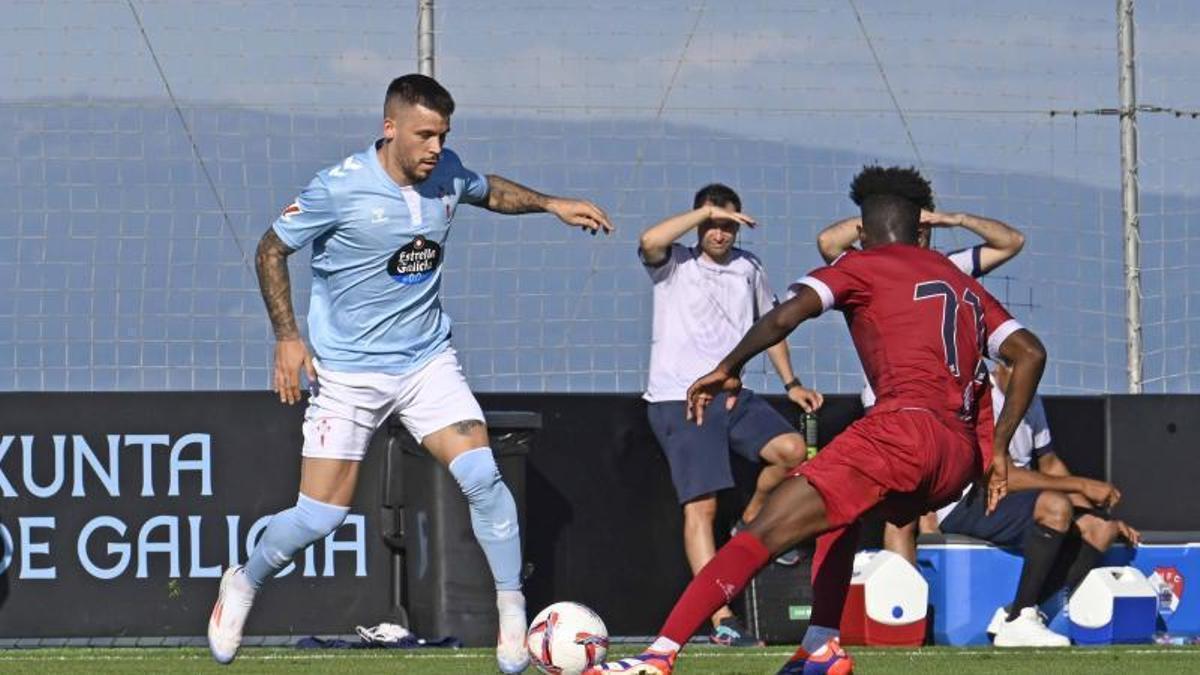 Carles Pérez, durante un partido de la pretemporada 2025 en Afouteza.