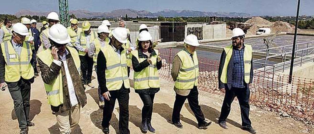 Armengol con el conseller Vidal en las obras de ampliación de la depuradora de Alcúdia.