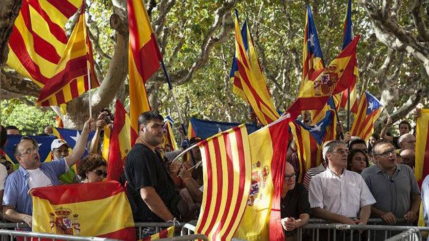 Partidarios y contrarios a la independencia se concentran ante el Parlament