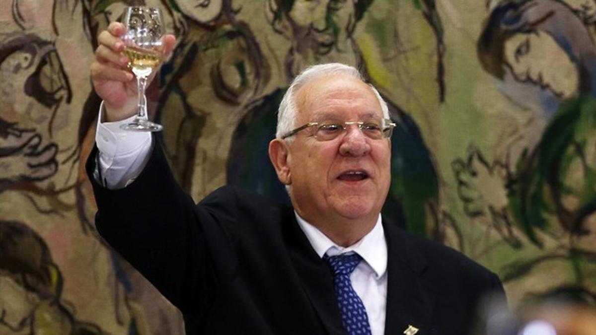 Rivlin alza su copa en un brindis durante el discurso tras ser elegido en la Knesset, este martes.