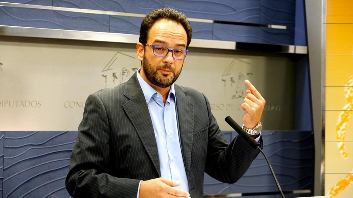 El portavoz parlamentario del PSOE, Antonio Hernando, este viernes tras registrar en el Congreso la petición para constituir una comisión de investigación del 'caso Bárcenas'.