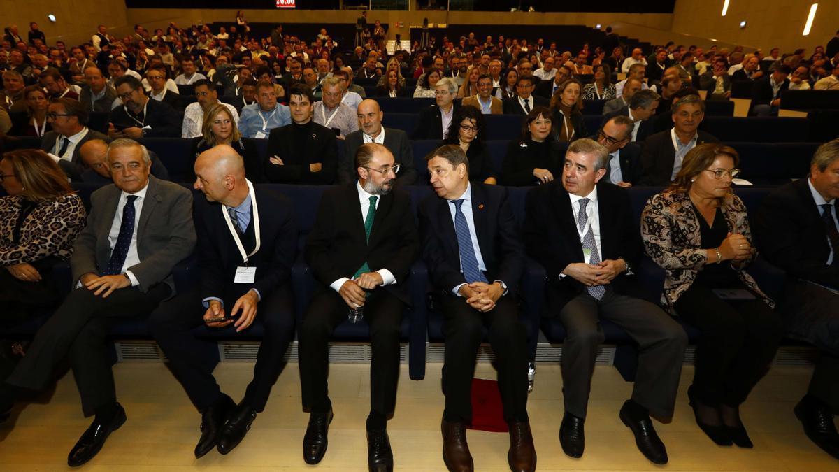 El presidente de Aragón, Javier Lambán, charla con el ministro de Agricultura, Luis Planas, en el acto de apertura del encuentro internacional Renowagro, que se celebra este lunes en Zaragoza.