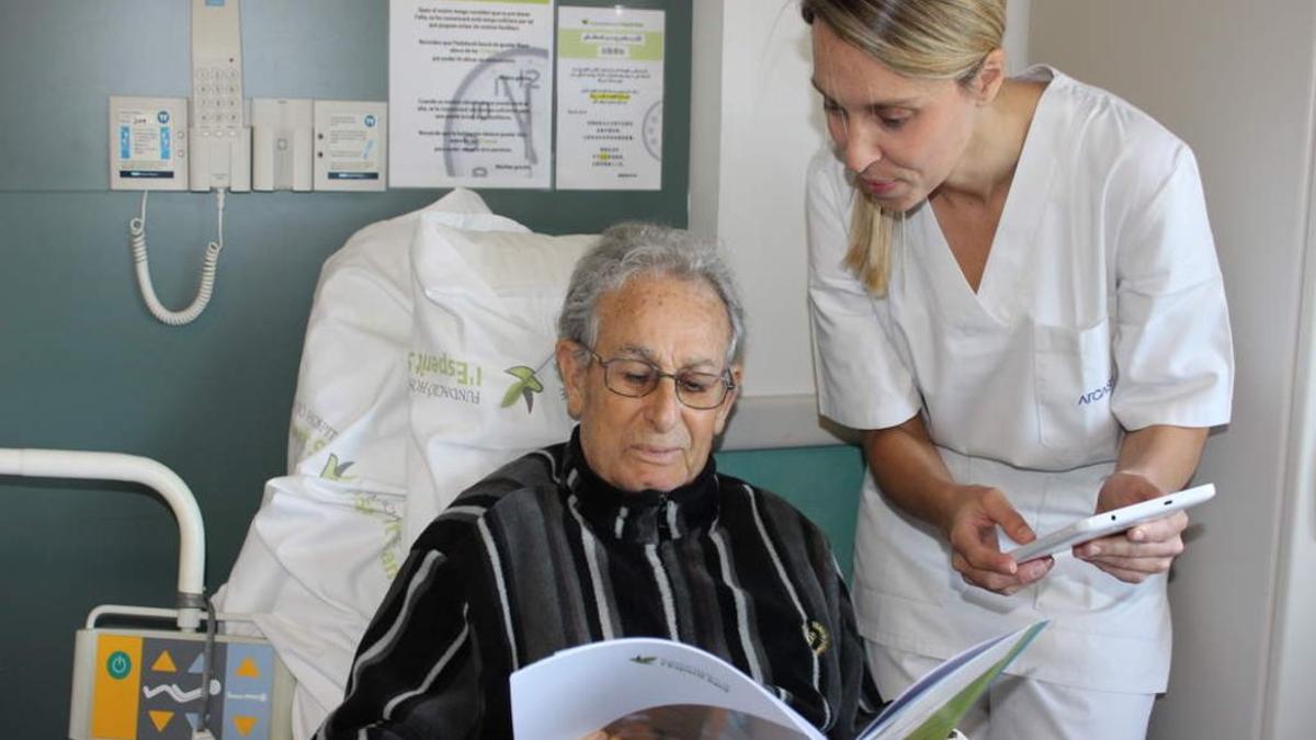 Un paciente del Hospital del Espíritu Santo de Santa Coloma consultando la carta de comidas.