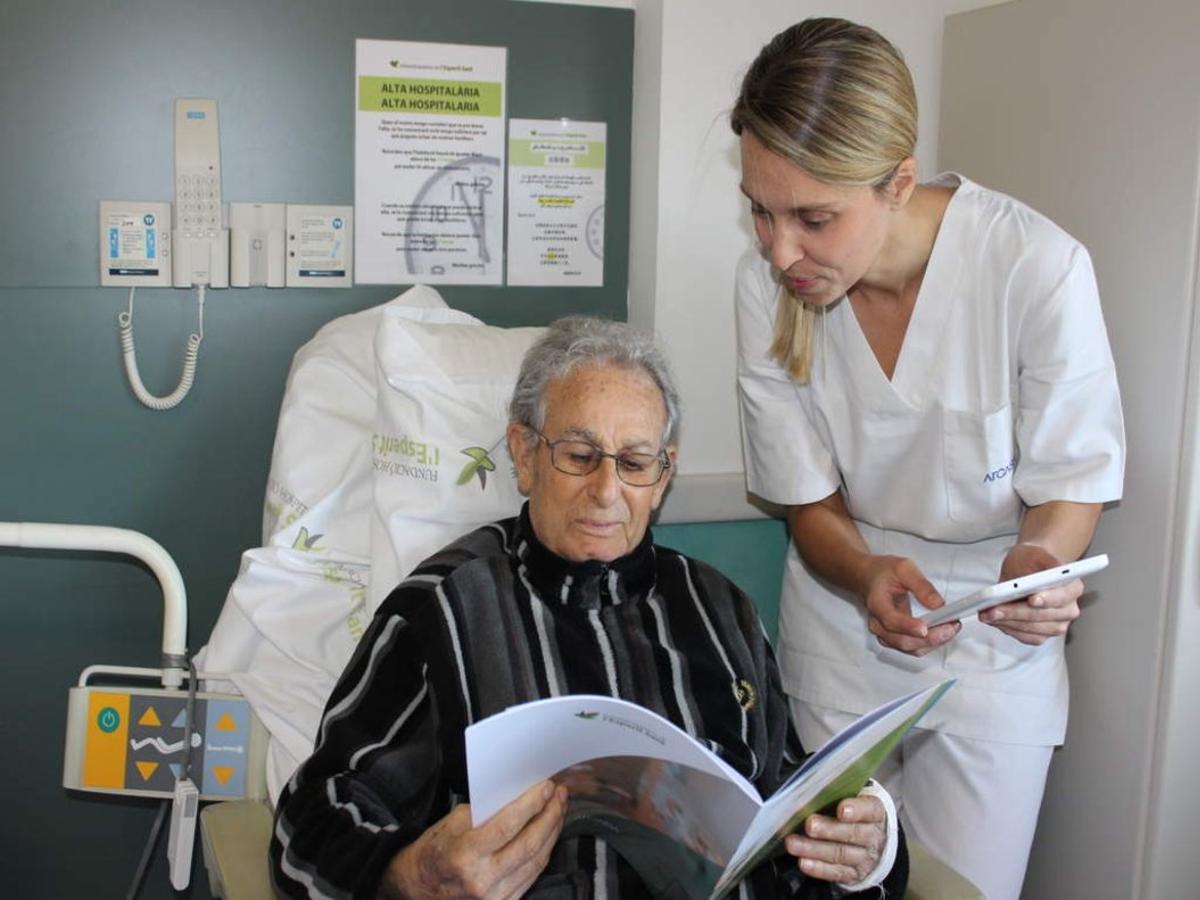 Un paciente del Hospital del Espíritu Santo de Santa Coloma consultando la carta de comidas.