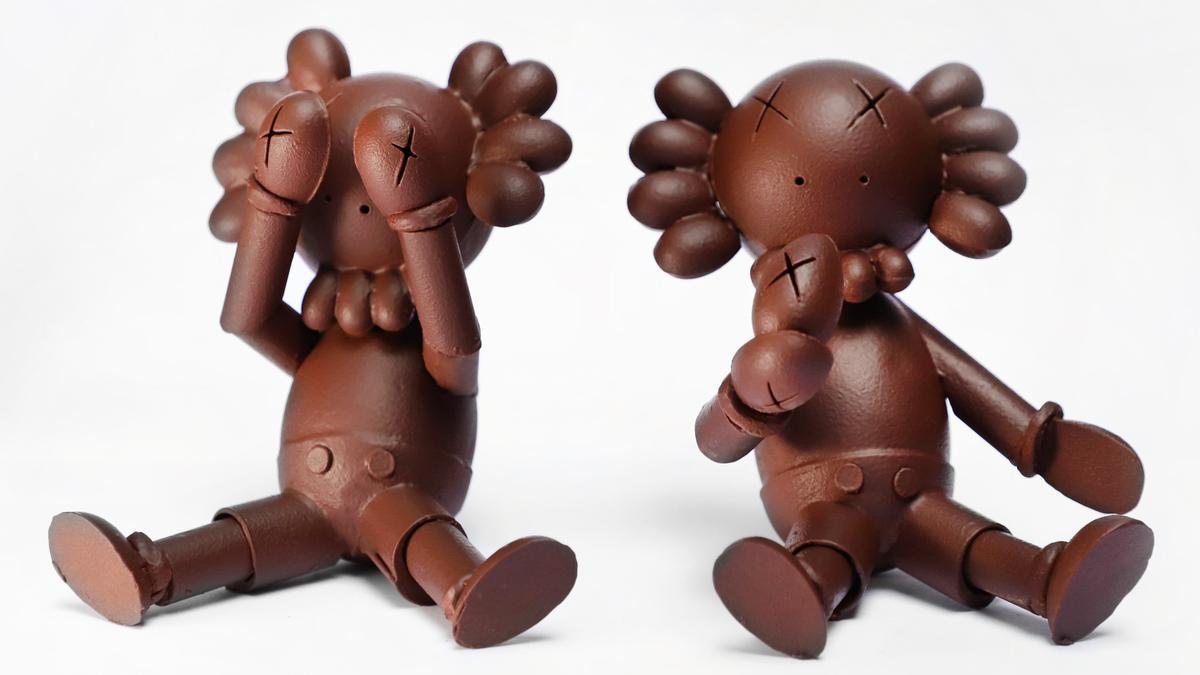 Una de las monas de Pascua 2022 de L'Atelier: una réplica de Companion, la figura de KAWS.