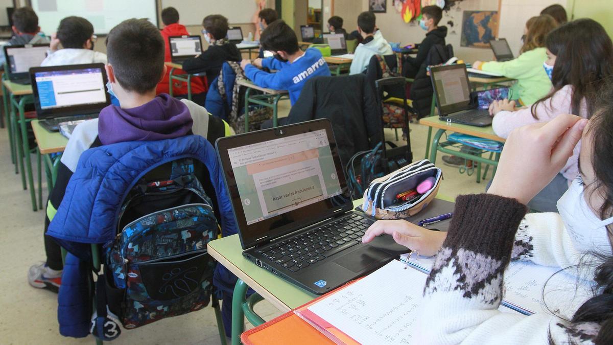 Alumnos de un colegio gallego que participa en el proyecto E-Dixgal.