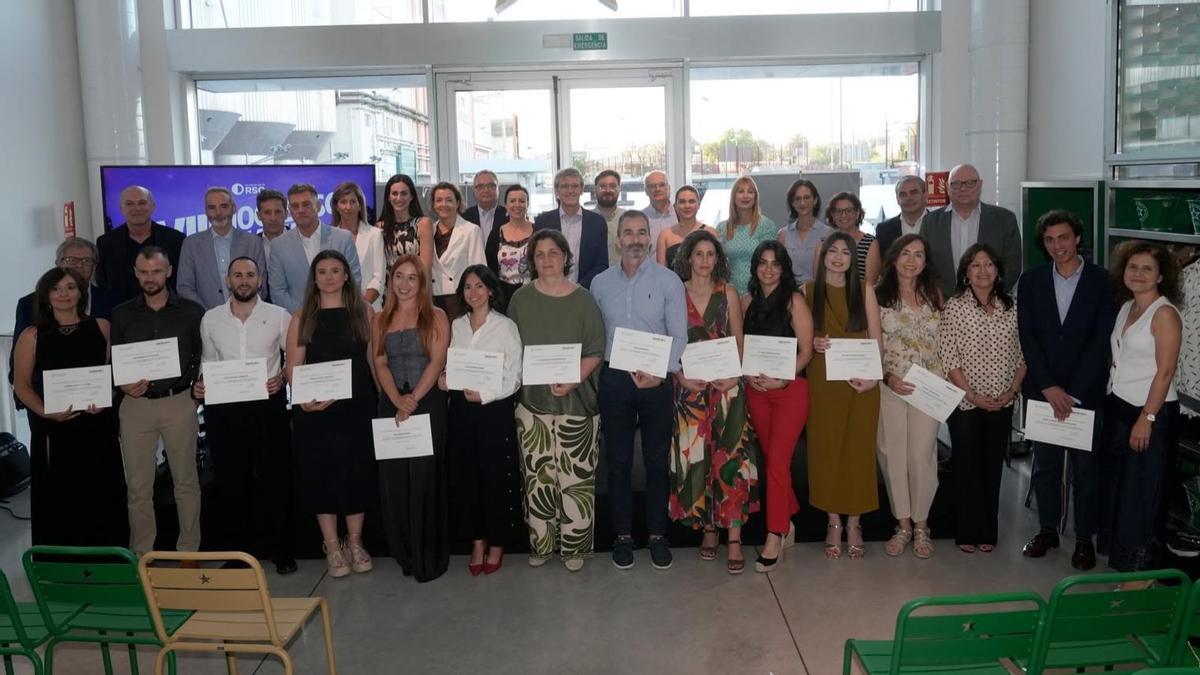 La sala de catas de Estrella de Levante reunió en la ‘Noche de la RSC’ a directivos y responsables de sostenibilidad, empresarios, responsables de administraciones públicas, trabajadores del tercer sector, investigadores y antiguos alumnos vinculados a la RSC en el ámbito regional.