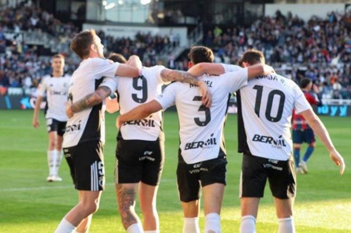 Momento del partido entre el Burgos CF y el Huesca.
