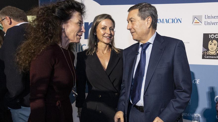 Concha Giner, directora médica de HLA Vistahermosa y Paula Giménez, responsable de la Unidad del Sueño de HLA Vistahermosa y delegada provincial de Asisa en Alicante, con el conseller.