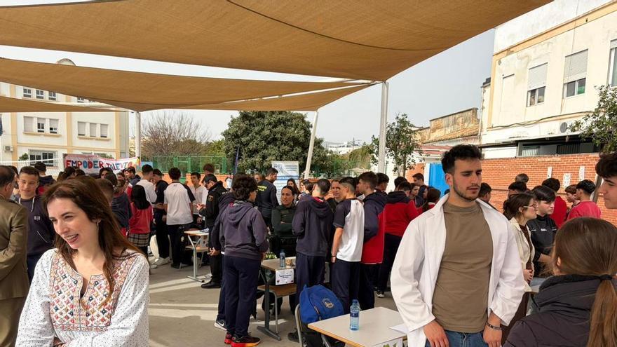 El colegio Santísima Trinidad-Trinitarios de Córdoba celebra la Feria 'EmpoderaTalento' con 120 estudiantes de ESO