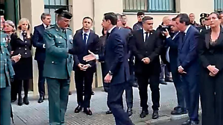 Vídeo | Llegan Juanma Moreno y María Jesús Montero a la capilla ardiente de los guardia civiles fallecidos en Huelva