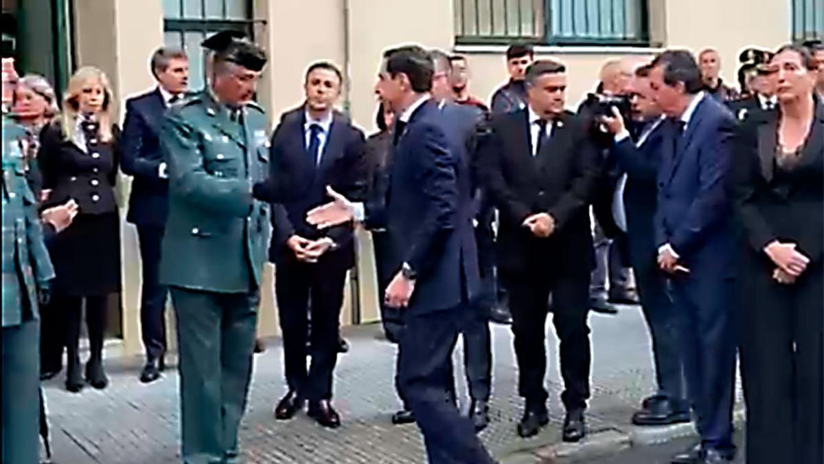 Vídeo | Llegan Juanma Moreno y María Jesús Montero a la capilla ardiente de los guardia civiles fallecidos en Huelva