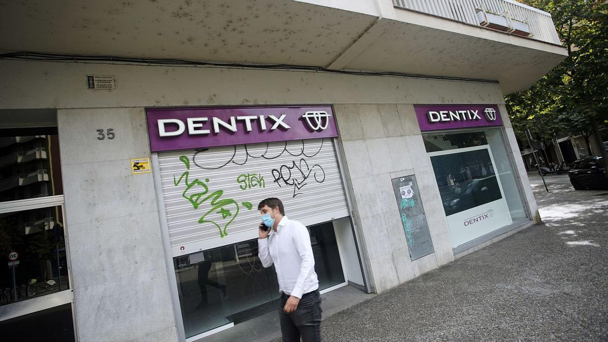 La façana d’una de les clíniques Dentix de Girona el dia que l’empresa va declarar-se en fallida, l’octubre de 2021.  | MARC MARTÍ/ARXIU