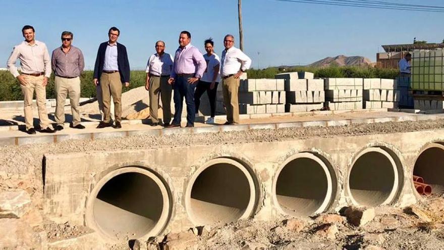 El alcalde José Ballesta visitó ayer junto a su equipo de gobierno las obras de la rambla de Avileses.